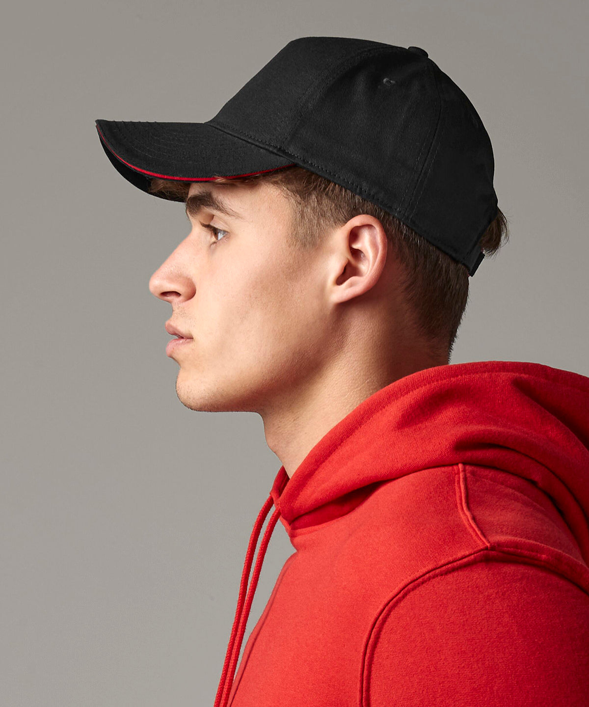 Gorra de 5 paneles de algodn orgnico clsica EarthAware® con visera tipo sandwich | Negro/Rojo Clsico
